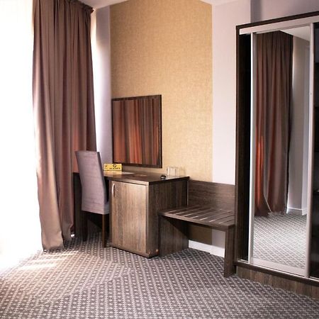Golden Palace Hotel Almaty Esterno foto