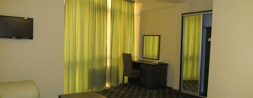 Golden Palace Hotel Almaty Esterno foto