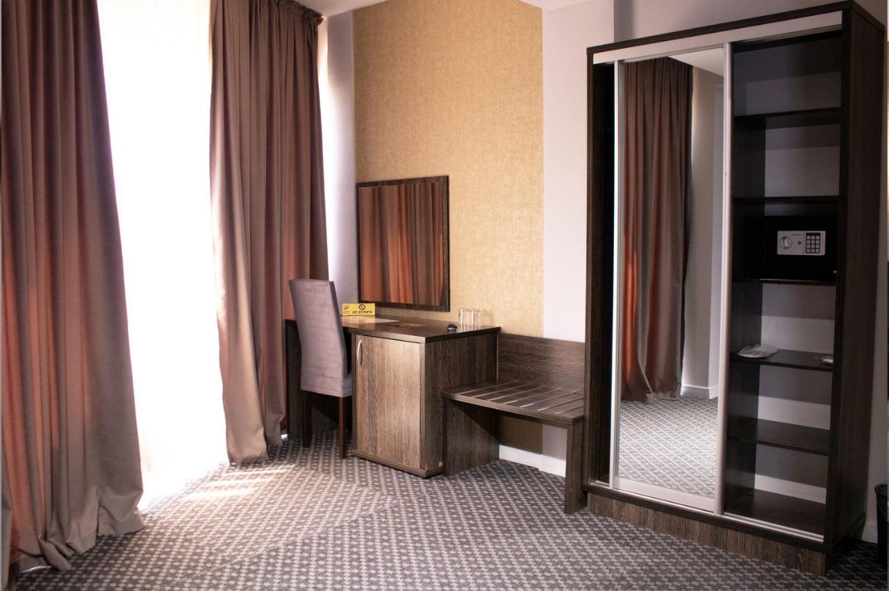 Golden Palace Hotel Almaty Esterno foto