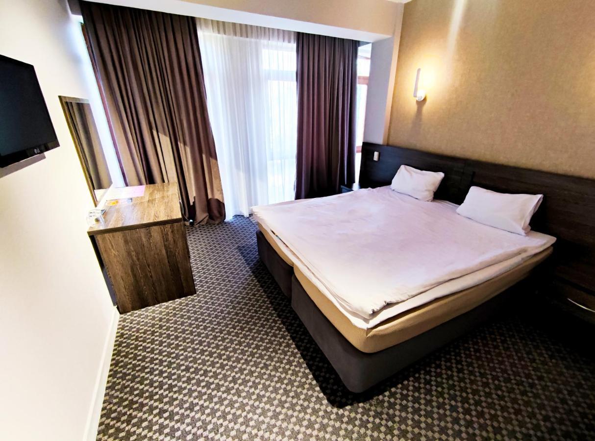 Golden Palace Hotel Almaty Esterno foto