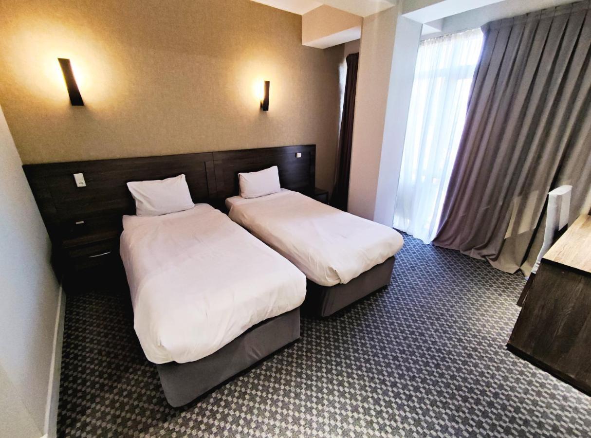 Golden Palace Hotel Almaty Esterno foto