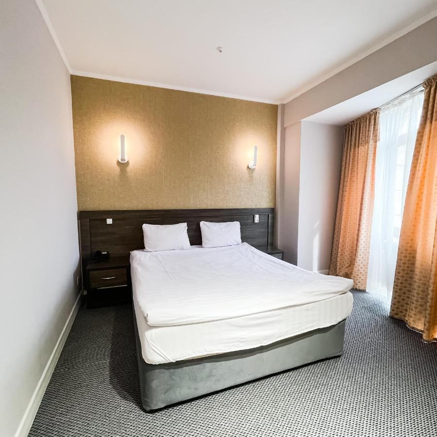 Golden Palace Hotel Almaty Esterno foto
