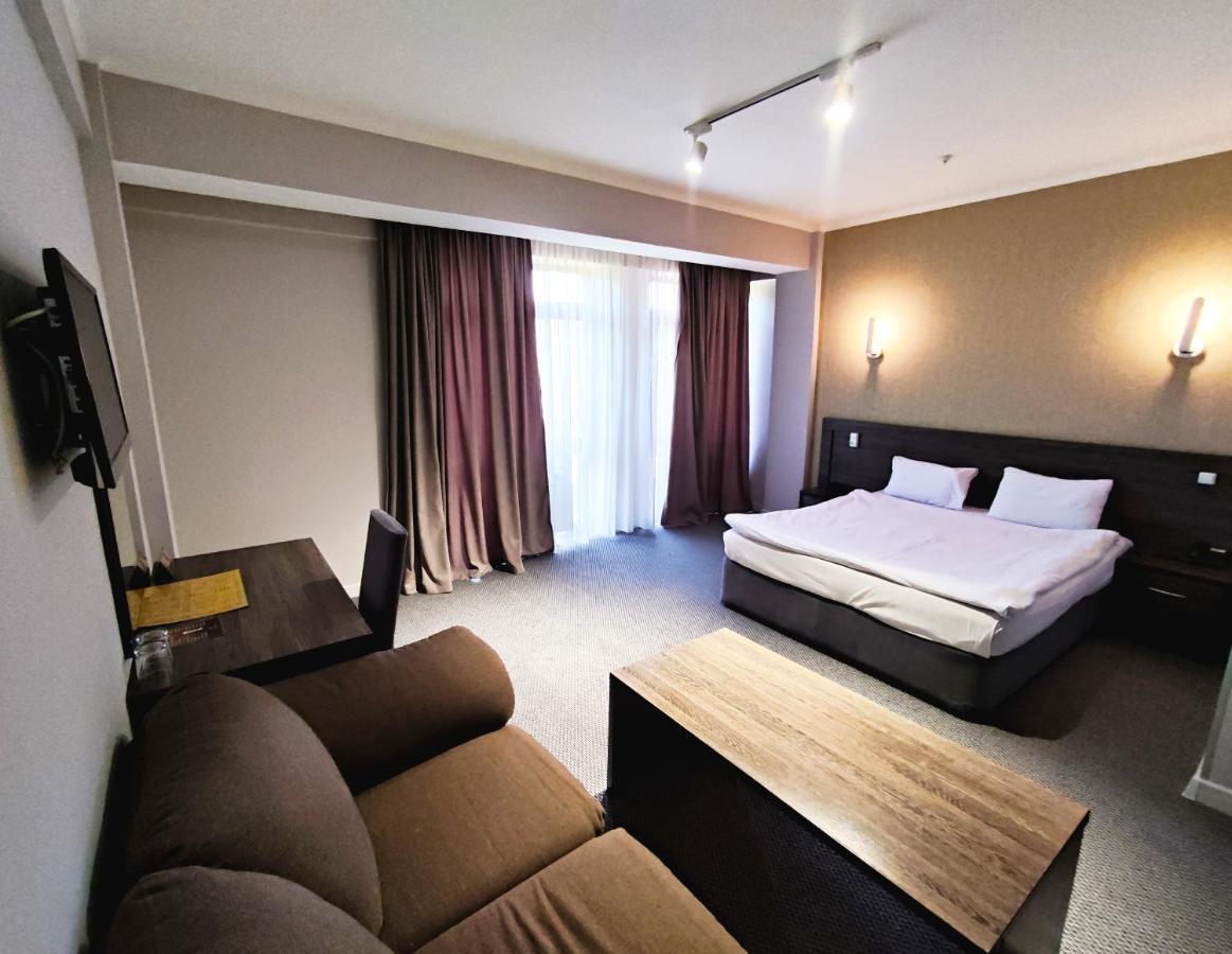 Golden Palace Hotel Almaty Esterno foto