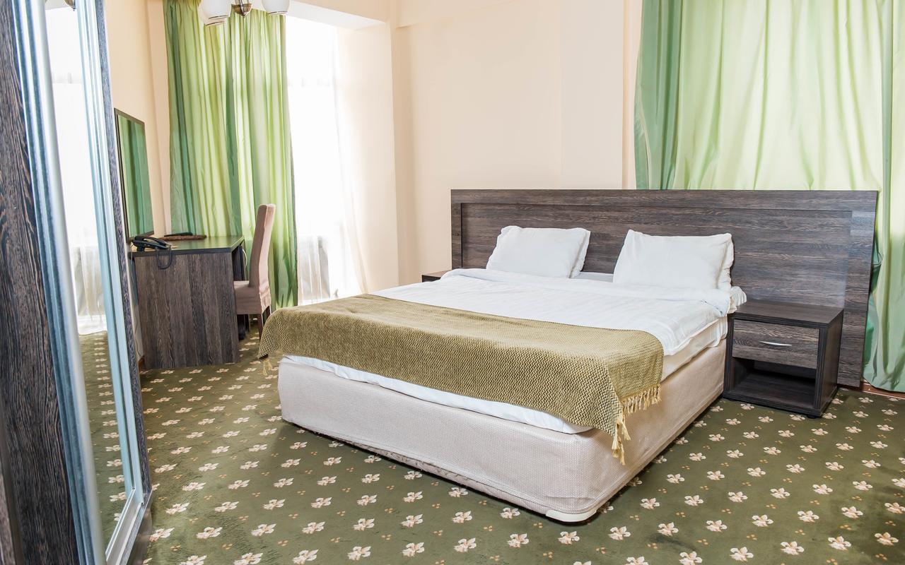 Golden Palace Hotel Almaty Esterno foto