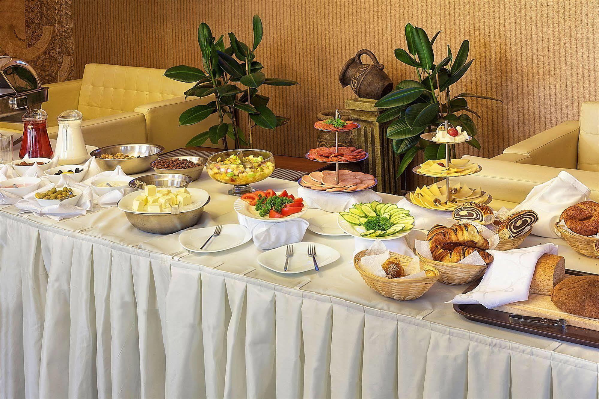 Golden Palace Hotel Almaty Esterno foto