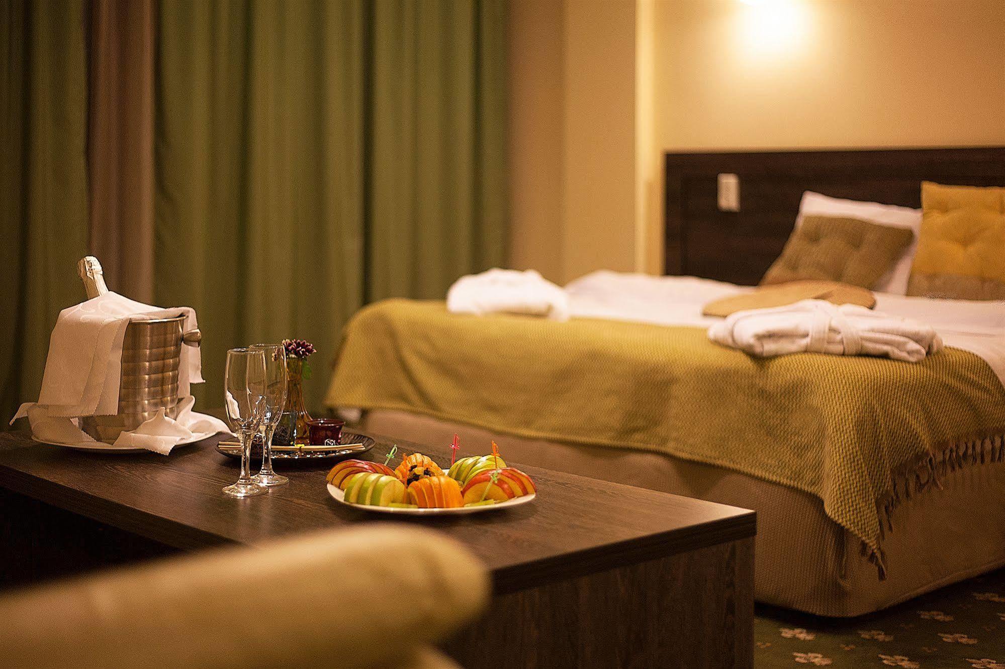 Golden Palace Hotel Almaty Esterno foto
