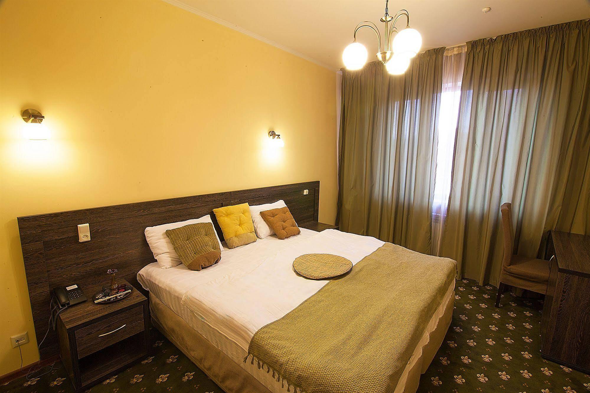 Golden Palace Hotel Almaty Esterno foto