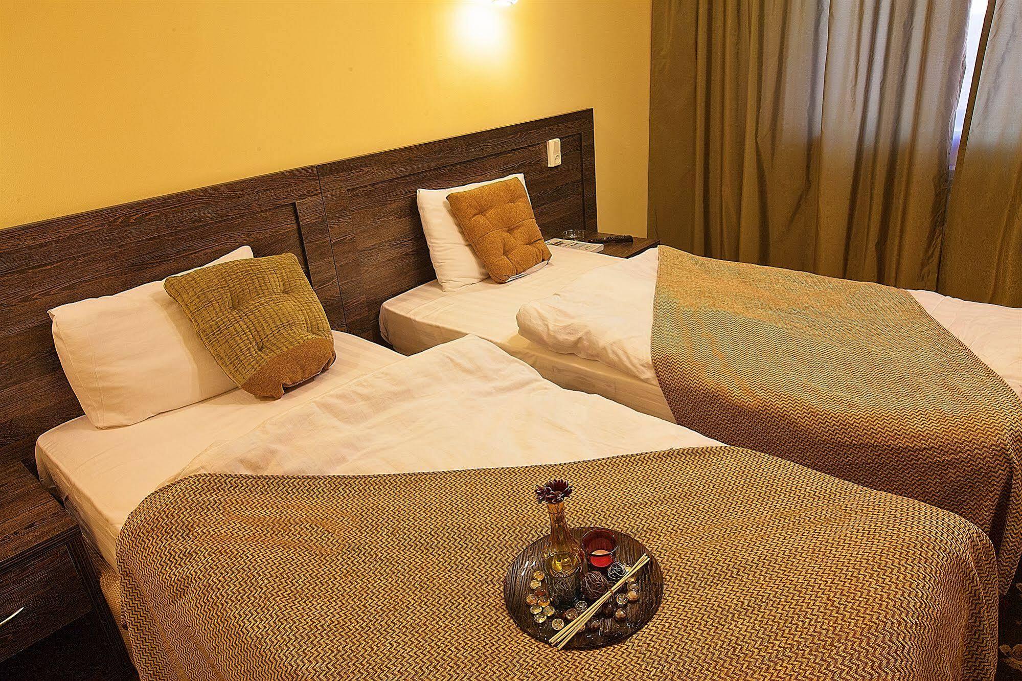 Golden Palace Hotel Almaty Esterno foto